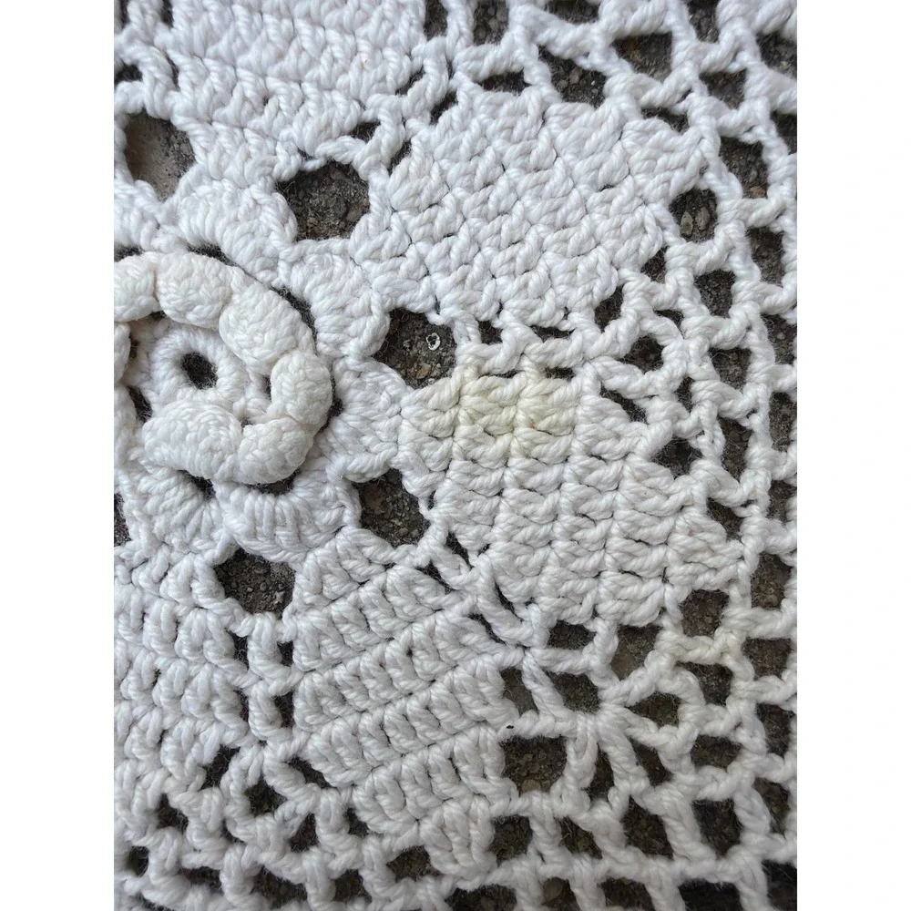 Vintage Handmade Crochet Lace Tablecloth Floral Medallion Cream Scalloped Edge